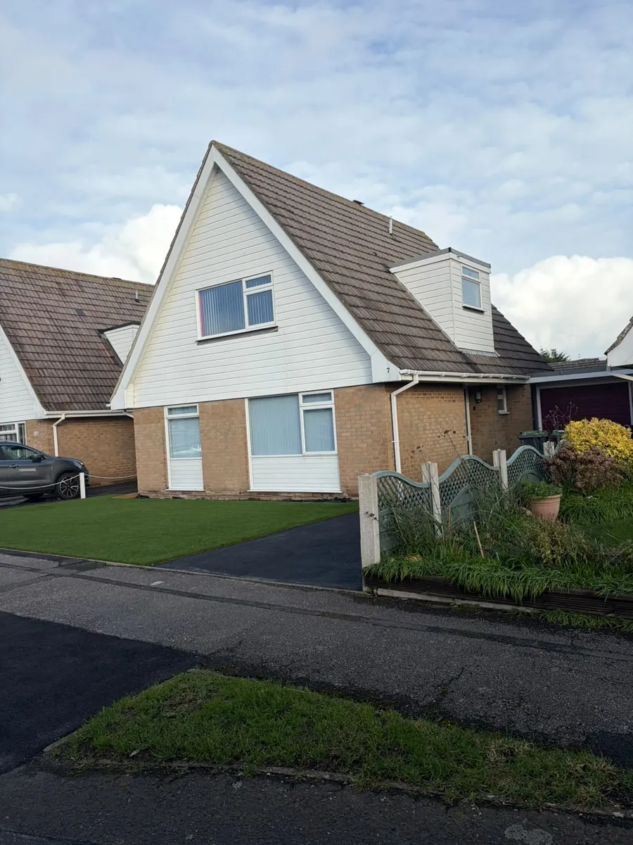 Chalet bungalow with a white gable and new grey tiles