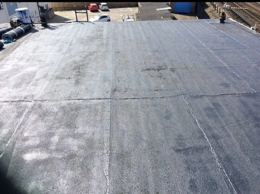 Felt flat roof with sealed seams