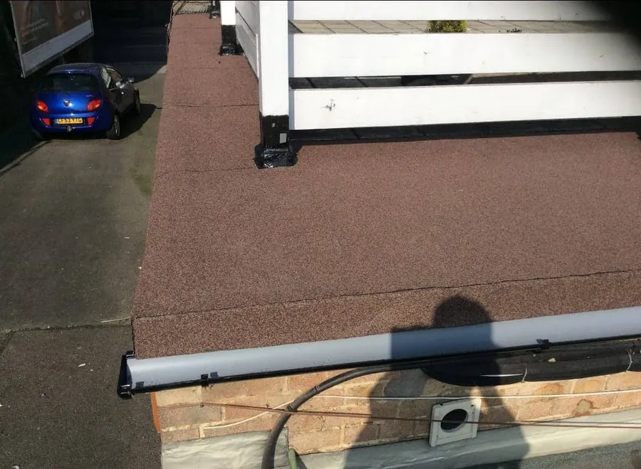 Mineral felt flat roof with a new edge trim